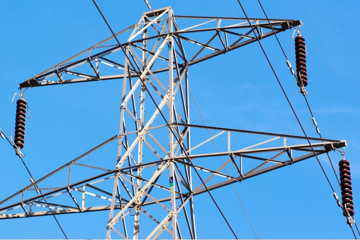 Kinéis Pylon Monitoring with Low Earth Orbit Satellites